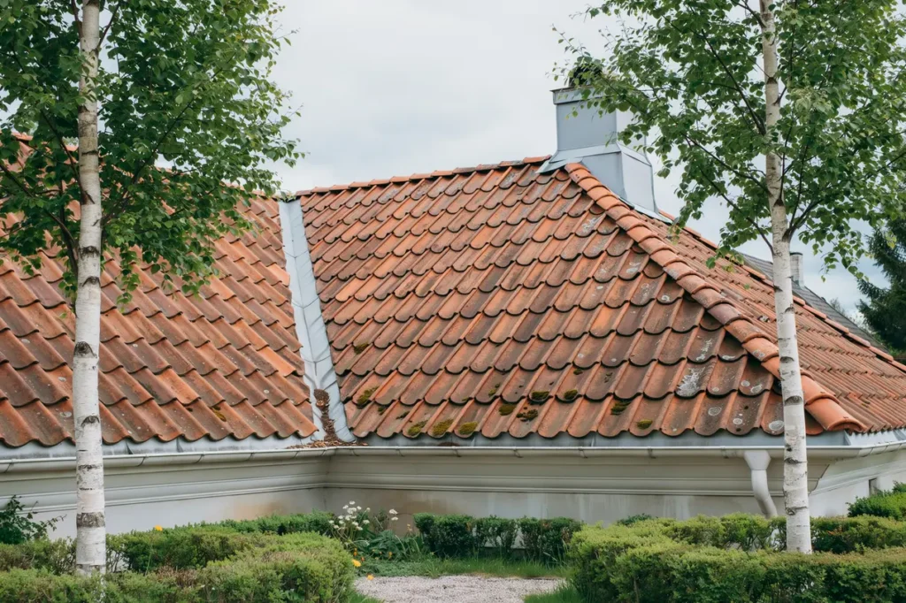 junikoll f r villataket 7 smarta tg rder som f rbereder huset f r sommarens skyfall och starka sol